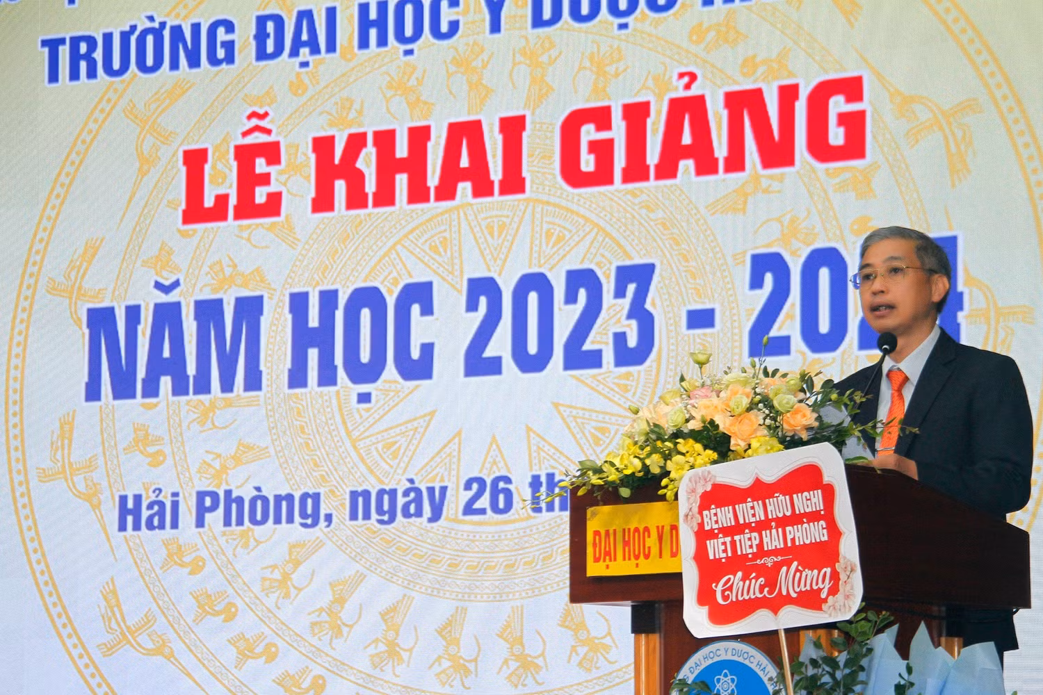PGS.TS Nguyễn Văn Khải - Hiệu trưởng Trường Đại học Y Dược Hải Phòng đọc diễn văn khai giảng (Ảnh: TT)