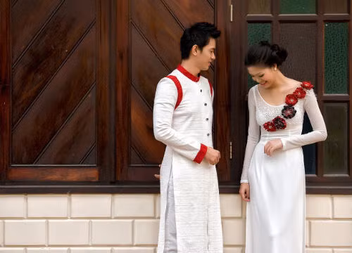 Cậu không biết à, bộ áo dài này tớ giặt bằng tay mới trắng sáng thế này đấy!
