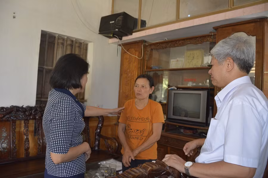 Bà Hiếu cùng đoàn công tác đã đến thăm, tặng quà, động viên bà nội của bé Phát (Ảnh: Minh Thu)
