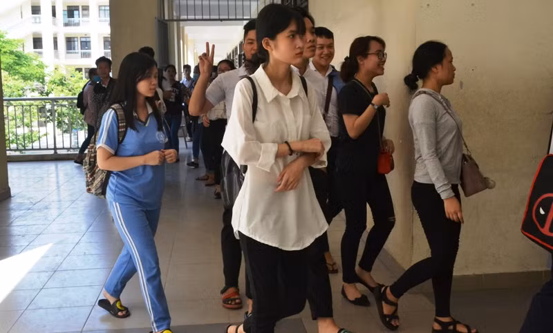 Thí sinh phải vượt qua hai vòng thi mới được tuyển chọn vào trường trung học phổ thông chuyên Lê Qúy Đôn (Đà Nẵng). Ảnh: TT