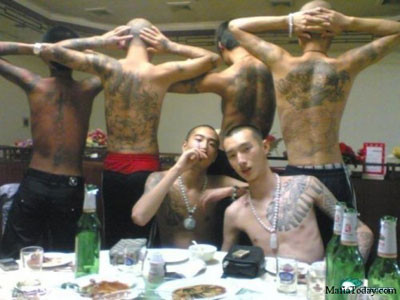 Các nhóm mafia Trung Quốc kiếm tiền chủ yếu từ buôn hàng giả, buôn người, mại dâm và tống tiền. Các nhóm mafia Trung Quốc kiếm tiền chủ yếu từ buôn hàng giả, buôn người, mại dâm và tống tiền.