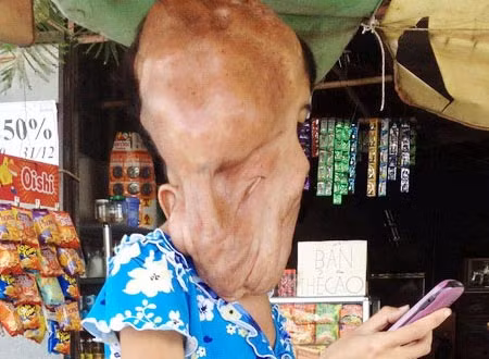 Thùy Dương tập bấm điện thoại, nạp tiền cho khách. Thùy Dương tập bấm điện thoại, nạp tiền cho khách.