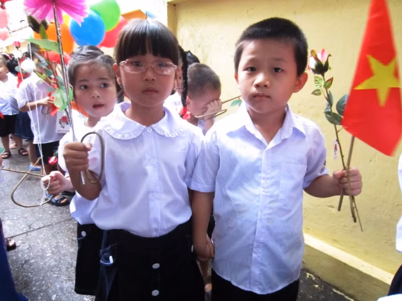 "Tay nắm chặt tay, mình sẽ là đôi bạn cùng tiến trong năm học tới nhé!"