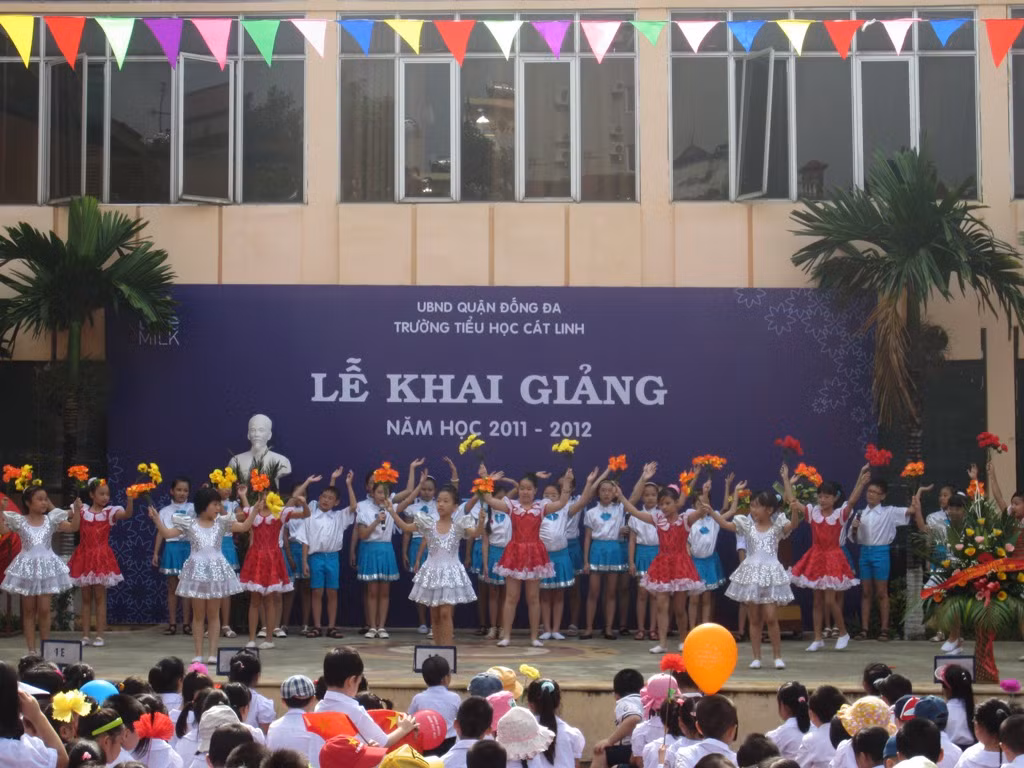 Không những học tập tốt, mà còn múa hát hay...