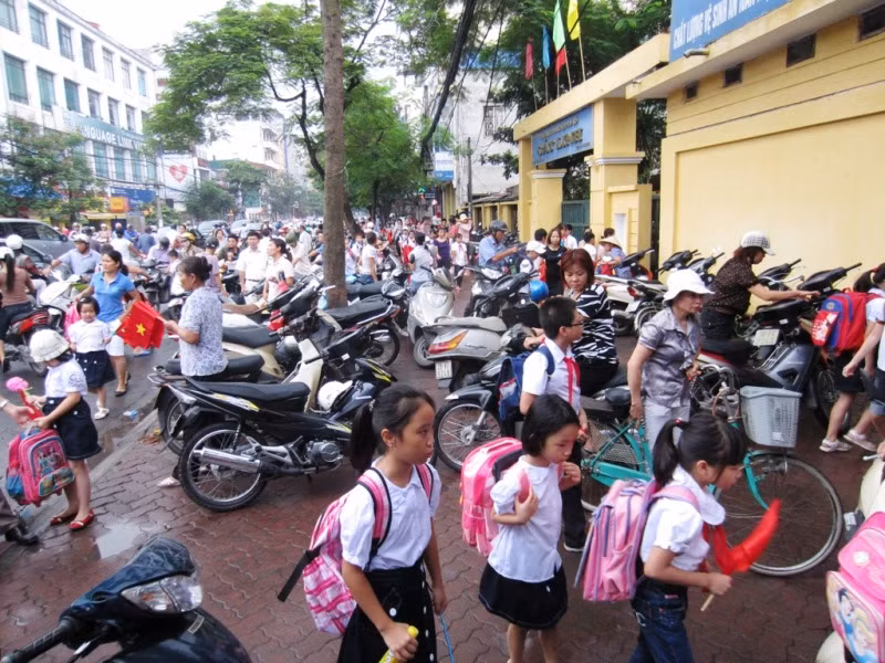 Sáng nay, hầu hết các tuyến đường thủ đô đều ùn tắc do lượng phụ huynh đưa con em đến trường tăng đột biến.