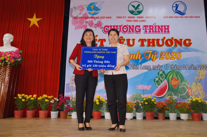 Bà Lê Thị Thúy Kiều (trái), Chủ tịch Hội Liên hiệp Phụ nữ tỉnh Vĩnh Long, đại diện trẻ em nghèo nhận 500 thùng sữa của Công ty FrieslandCampina Việt Nam từ bà Nguyễn Thị Tuyết Mai, Trưởng Ban Gia đình - Xã hội, Trung Ương Hội Liên Hiệp Phụ Nữ Việt Nam. Bà Lê Thị Thúy Kiều (trái), Chủ tịch Hội Liên hiệp Phụ nữ tỉnh Vĩnh Long, đại diện trẻ em nghèo nhận 500 thùng sữa của Công ty FrieslandCampina Việt Nam từ bà Nguyễn Thị Tuyết Mai, Trưởng Ban Gia đình - Xã hội, Trung Ương Hội Liên Hiệp Phụ Nữ Việt Nam.