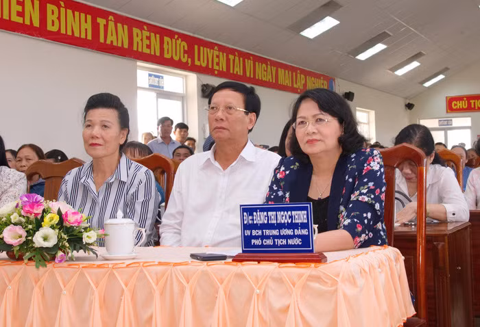 Phó Chủ tịch nước Đặng Thị Ngọc Thịnh (bìa phải) và Phó Chủ tịch Hội Liên hiệp Phụ nữ Việt Nam - bà Nguyễn Thị Tuyết (bìa trái) tại chương trình trao quà "Tết yêu thương". Phó Chủ tịch nước Đặng Thị Ngọc Thịnh (bìa phải) và Phó Chủ tịch Hội Liên hiệp Phụ nữ Việt Nam - bà Nguyễn Thị Tuyết (bìa trái) tại chương trình trao quà "Tết yêu thương".