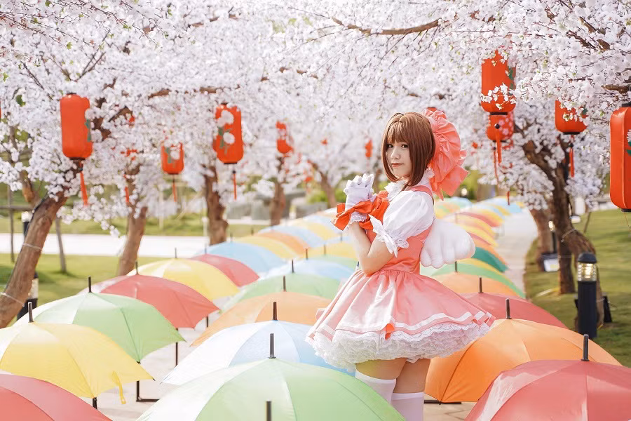 Thủ lĩnh thẻ bài quyền năng Sakura tạo dáng với hoa anh đào “sakura" Thủ lĩnh thẻ bài quyền năng Sakura tạo dáng với hoa anh đào “sakura"