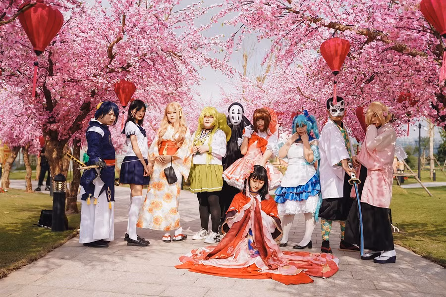 Các cosplayer thích thú với khung cảnh chưa bao giờ lộng lẫy hơn cho những khunghình đậm chất Nhật Bản. Các cosplayer thích thú với khung cảnh chưa bao giờ lộng lẫy hơn cho những khunghình đậm chất Nhật Bản.