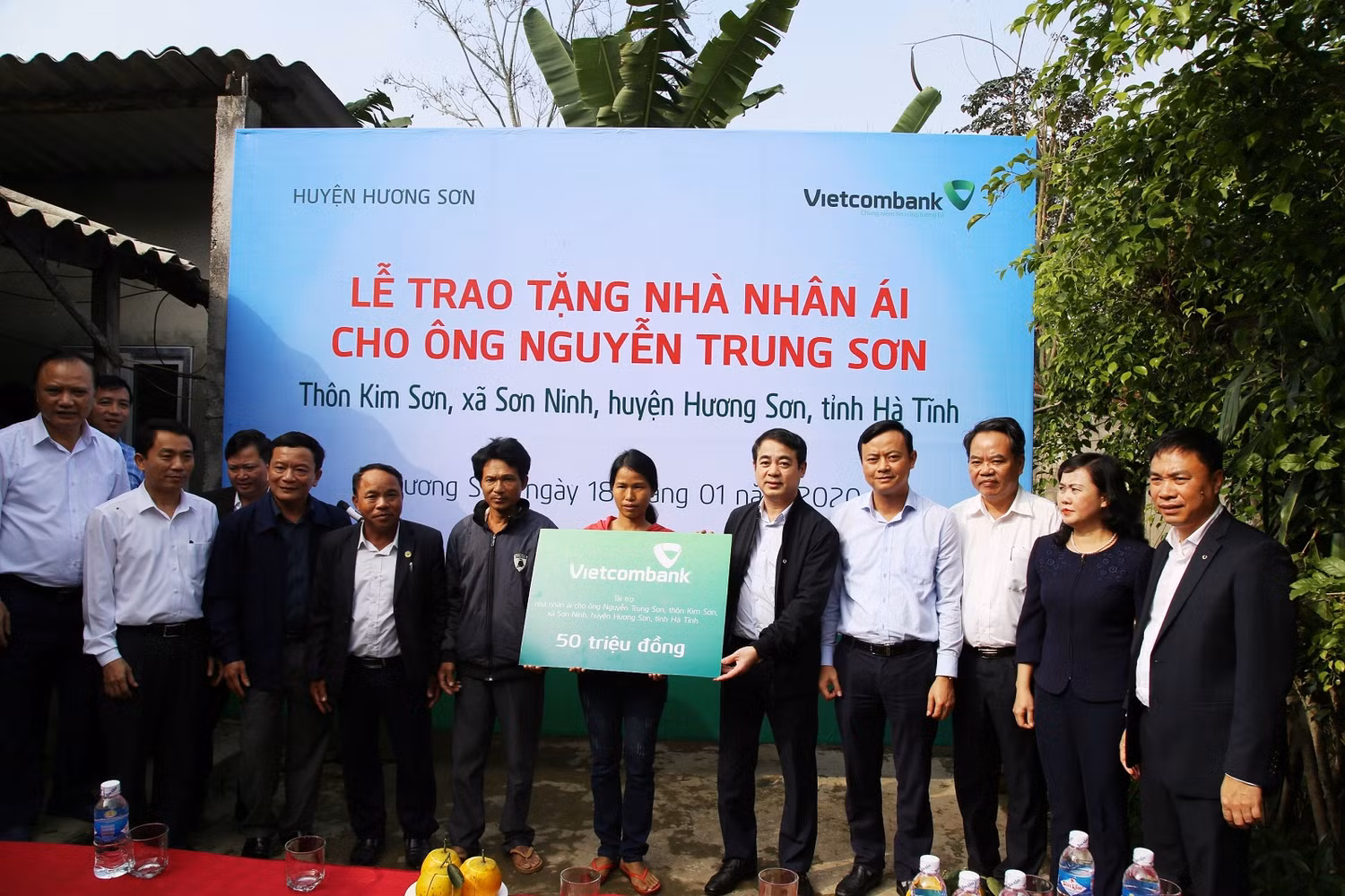 Ông Nghiêm Xuân Thành – Bí thư Đảng ủy, Chủ tịch Hội đồng quản trị Vietcombank (thứ 5 từ phải sang) trao số tiền ủng hộ của Vietcombank để xây nhà nhân ái cho hộ gia đình ông Nguyễn Trung Sơn tại thôn Kim Sơn, xã Sơn Ninh. Ông Nghiêm Xuân Thành – Bí thư Đảng ủy, Chủ tịch Hội đồng quản trị Vietcombank (thứ 5 từ phải sang) trao số tiền ủng hộ của Vietcombank để xây nhà nhân ái cho hộ gia đình ông Nguyễn Trung Sơn tại thôn Kim Sơn, xã Sơn Ninh.
