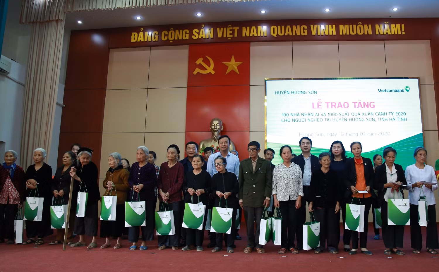 Ông Nghiêm Xuân Thành – Bí thư Đảng ủy, Chủ tịch Hội đồng quản trị Vietcombank (thứ 6 từ phải sang) cùng đại diện lãnh đạo tỉnh Hà Tĩnh tặng quà Tết cho hộ nghèo, hộ cận nghèo trên địa bàn huyện Hương Sơn, tỉnh Hà Tĩnh tại chương trình. Ông Nghiêm Xuân Thành – Bí thư Đảng ủy, Chủ tịch Hội đồng quản trị Vietcombank (thứ 6 từ phải sang) cùng đại diện lãnh đạo tỉnh Hà Tĩnh tặng quà Tết cho hộ nghèo, hộ cận nghèo trên địa bàn huyện Hương Sơn, tỉnh Hà Tĩnh tại chương trình.