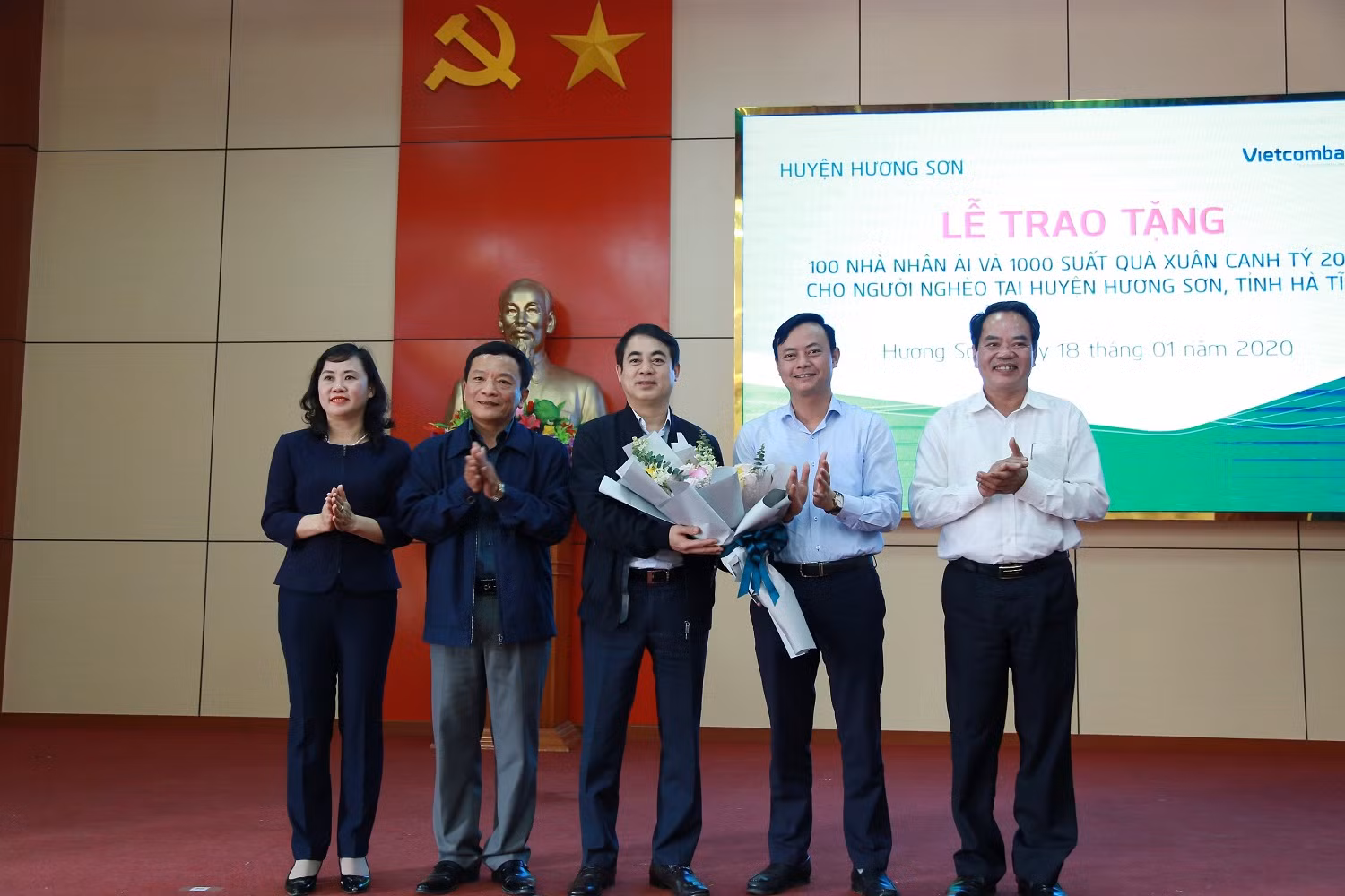 Ông Nghiêm Xuân Thành – Bí thư Đảng ủy, Chủ tịch Hội đồng quản trị Vietcombank (đứng giữa) nhận hoa từ các đ/c lãnh đạo tỉnh Hà Tĩnh cảm ơn những đóng góp của Vietcombank cho công tác an sinh xã hội trên địa bản tỉnh Hà Tĩnh thời gian qua. Ông Nghiêm Xuân Thành – Bí thư Đảng ủy, Chủ tịch Hội đồng quản trị Vietcombank (đứng giữa) nhận hoa từ các đ/c lãnh đạo tỉnh Hà Tĩnh cảm ơn những đóng góp của Vietcombank cho công tác an sinh xã hội trên địa bản tỉnh Hà Tĩnh thời gian qua.