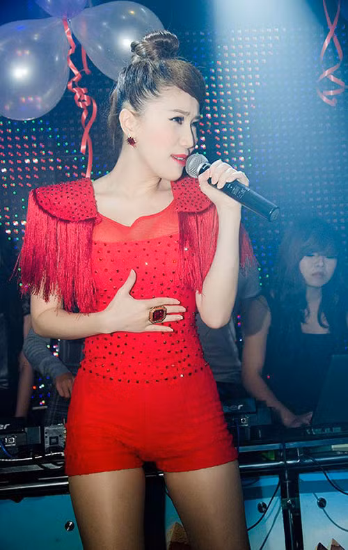 Cô tham gia một tiết mục biểu diễn với những vũ điệu sôi động. Cô tham gia một tiết mục biểu diễn với những vũ điệu sôi động.
