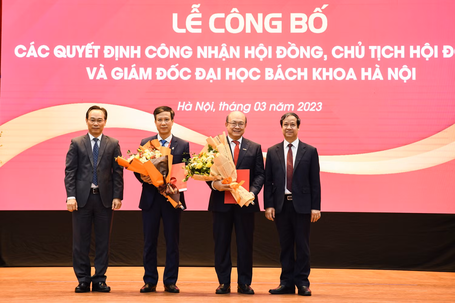 Bộ trưởng Bộ Giáo dục và Đào tạo Nguyễn Kim Sơn trao các Quyết định công nhận Chủ tịch hội đồng, Giám đốc Đại học Bách khoa Hà Nội nhiệm kỳ 2020-2025 đối với Giáo sư Lê Anh Tuấn và Phó giáo sư Huỳnh Quyết Thắng Bộ trưởng Bộ Giáo dục và Đào tạo Nguyễn Kim Sơn trao các Quyết định công nhận Chủ tịch hội đồng, Giám đốc Đại học Bách khoa Hà Nội nhiệm kỳ 2020-2025 đối với Giáo sư Lê Anh Tuấn và Phó giáo sư Huỳnh Quyết Thắng