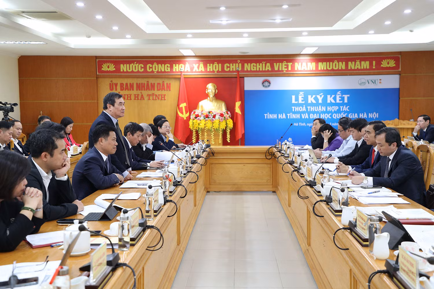Quang cảnh buổi làm việc (ảnh:VNU)