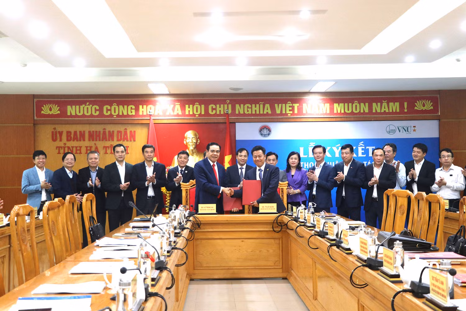 Lãnh đạo Đại học Quốc gia Hà Nội đã có buổi làm việc với tỉnh Hà Tĩnh và ký kết thỏa thuận hợp tác toàn diện giai đoạn 2023 -2027 trong các lĩnh vực giáo dục, khoa học công nghệ và tư vấn triển khai (ảnh: VNU)