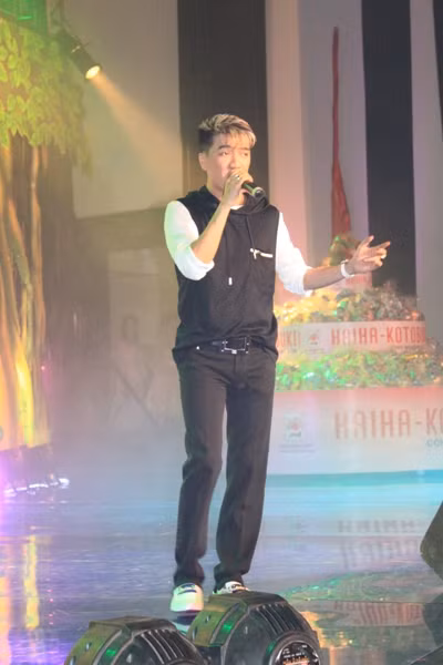 Đàm Vĩnh Hưng cũng góp mặt vì các em nhỏ. Đàm Vĩnh Hưng cũng góp mặt vì các em nhỏ.