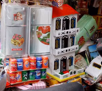 Bên cạnh đó, đồ điện tử gia đình như tủ lạnh, tivi cũng rất được ưa chuộng. Bên cạnh đó, đồ điện tử gia đình như tủ lạnh, tivi cũng rất được ưa chuộng.