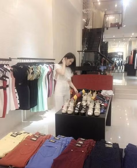 Ngọc Trinh cho thấy mình là bà chủ tận tụy với công việc, khi buổi tối chủ nhật (30/6) - thời điểm mọi người thưởng ở nhà nghỉ ngơi, thư giãn, nhưng người đẹp vẫn miệt mài làm việc tại cửa hàng thời trang của mình. Ngọc Trinh cho thấy mình là bà chủ tận tụy với công việc, khi buổi tối chủ nhật (30/6) - thời điểm mọi người thưởng ở nhà nghỉ ngơi, thư giãn, nhưng người đẹp vẫn miệt mài làm việc tại cửa hàng thời trang của mình.