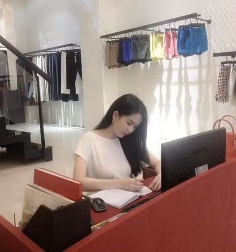... nhưng không kém phần sang trọng với gam màu trắng làm chủ đạo. ... nhưng không kém phần sang trọng với gam màu trắng làm chủ đạo.