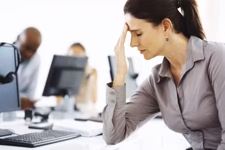 Tránh tập luyện cơ thể quá sức trước khi đi ngủ làm tâm thần bị kích thích và khó đi vào giấc ngủ.