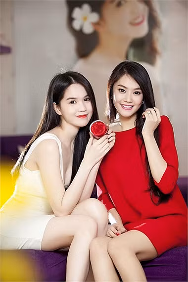 Ngọc Trinh khoe trên trang cá nhân cơ ngơi spa làm trắng hết sức bề thế và hoành tráng của mình. Ngọc Trinh khoe trên trang cá nhân cơ ngơi spa làm trắng hết sức bề thế và hoành tráng của mình.