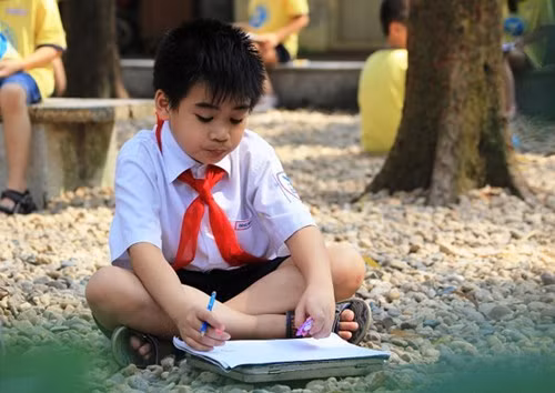 Giao bài tập về nhà cho để con rèn thói quen tự giác ngồi vào bàn học bài. Ảnh: Xuân Trung