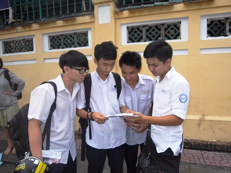 Các nam sinh trường THPT Marie Curie cùng nhau dò lại đáp án sau khi buổi thi kết thúc.