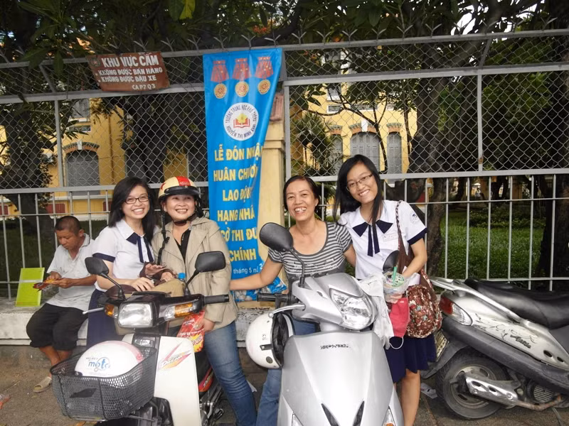Niềm vui của mẹ và con sau kỳ thi thành công.