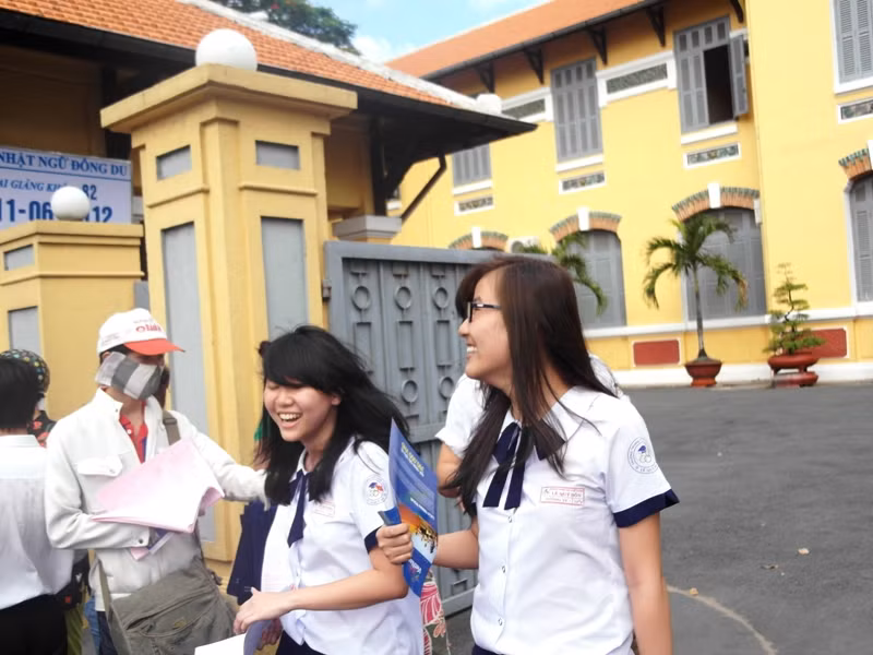 Nụ cười hạnh phúc của hai nữ sinh khi kết thúc môn buổi thi ngoại ngữ , cũng là môn thi cuối cùng của kỳ thi Tốt nghiệp PTTH năm nay. Hai nữ sinh này rời Hội đồng thi trường PTTH Nguyễn Thị Minh Khai sớm nhất.