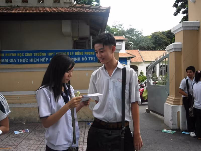 Hai học sinh: Lê Cẩm Duy, Lưu Hán Cường tại Hội đồng thi trường PTTH chuyên Lê Hồng Phong. Cẩm Duy (trái) cho biết: "Trong tổng số 50 câu trắc nghiệm môn ngoại ngữ thì em làm được khoảng 32 câu".