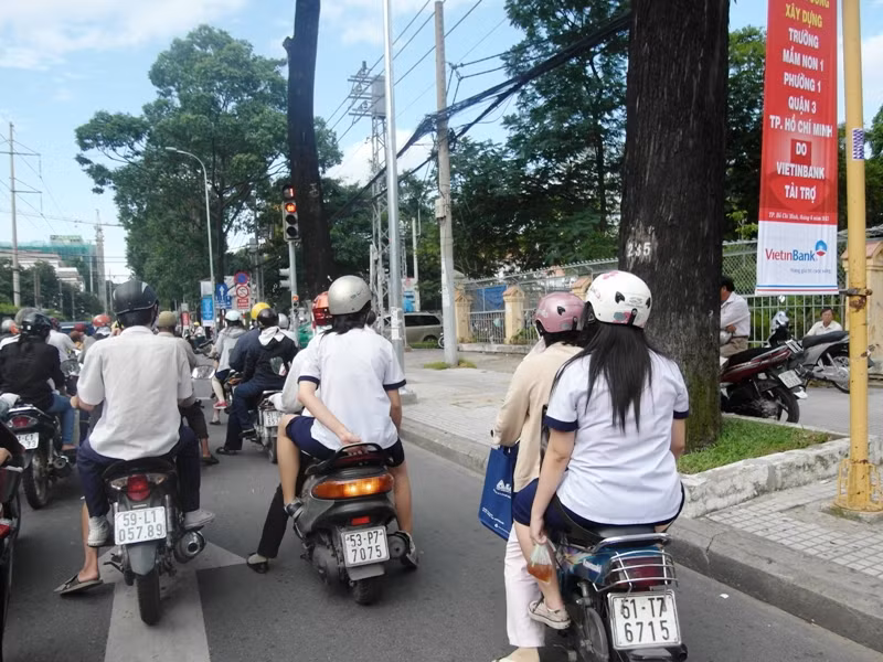 Trên đường phố TP.HCM có rất nhiều bóng dáng của cô cậu học sinh lớp 12 vừa thi xong tốt nghiệp. Gần như không có tình trạng ùn tắc giao thông trên toàn địa bàn thành phố. Ảnh chụp trên đường Điện Biên Phủ, Q3.