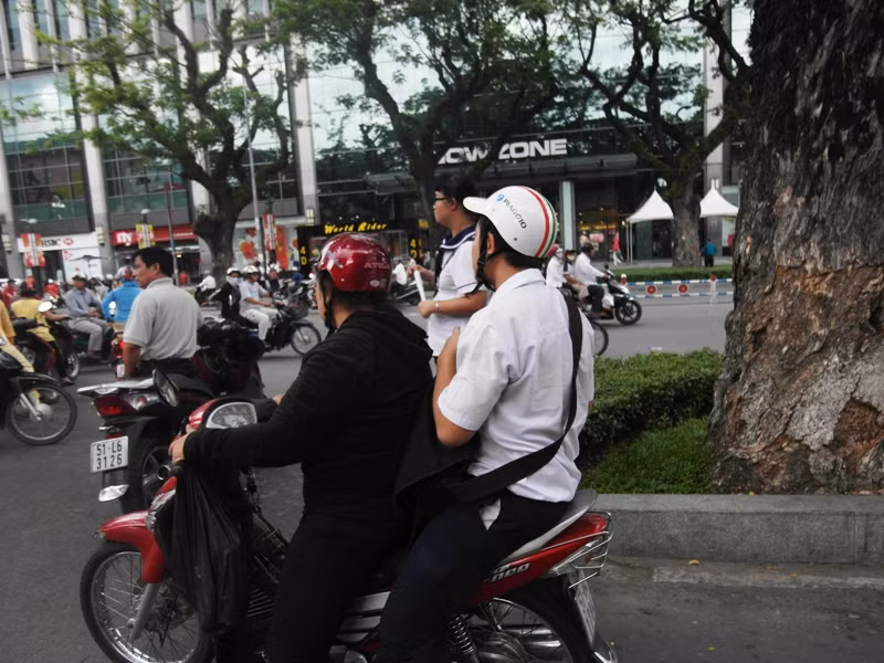 Kỳ thi kết thúc rồi, mẹ chở con về (ảnh chụp trên đường Nguyễn Văn Cừ, Q5).