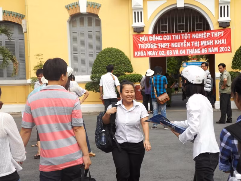 Nụ cười “tít mắt” của một học sinh trước đề thi môn tiếng Anh khá dễ.