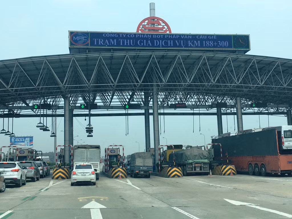 Trạm BOT Pháp Vân - Cầu Giẽ từng bị người dân phản đối vì chủ đầu tư chỉ "tráng men", cải tạo nhưng thu phí như làm đường mới. Ảnh: Vũ Phương