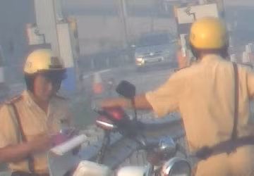 CSGT: "Ê mày, không nộp tiền thì nghỉ chạy xe đi" ảnh 1 CSGT: "Ê mày, không nộp tiền thì nghỉ chạy xe đi" ảnh 1