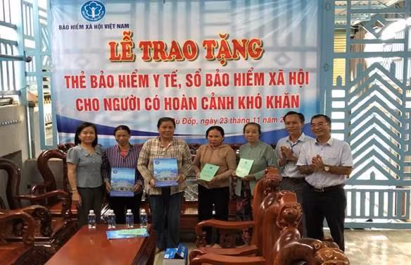 Lãnh đạo Bảo hiểm xã hội huyện Bù Đốp trao tặng sổ bảo hiểm xã hội, thẻ bảo hiểm y tế cho người có hoàn cảnh khó khăn. Lãnh đạo Bảo hiểm xã hội huyện Bù Đốp trao tặng sổ bảo hiểm xã hội, thẻ bảo hiểm y tế cho người có hoàn cảnh khó khăn.