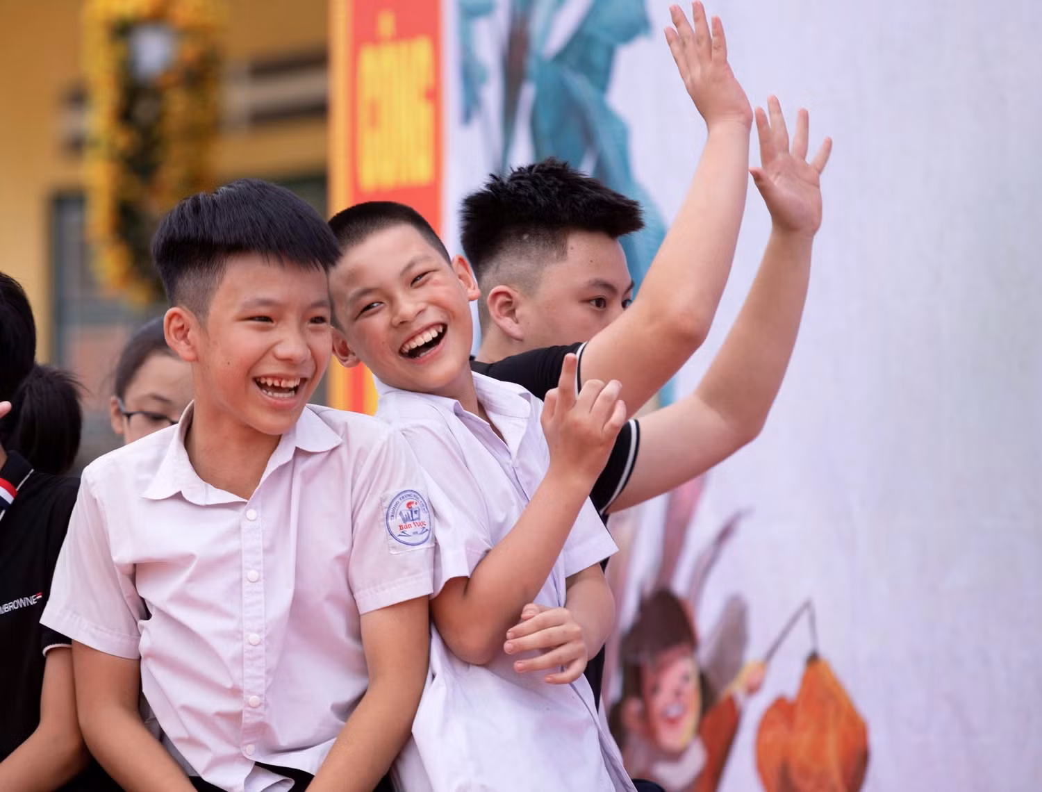 Nụ cười của các em học sinh như nói lên lời cảm ơn với những hoạt động ý nghĩa. Nụ cười của các em học sinh như nói lên lời cảm ơn với những hoạt động ý nghĩa.