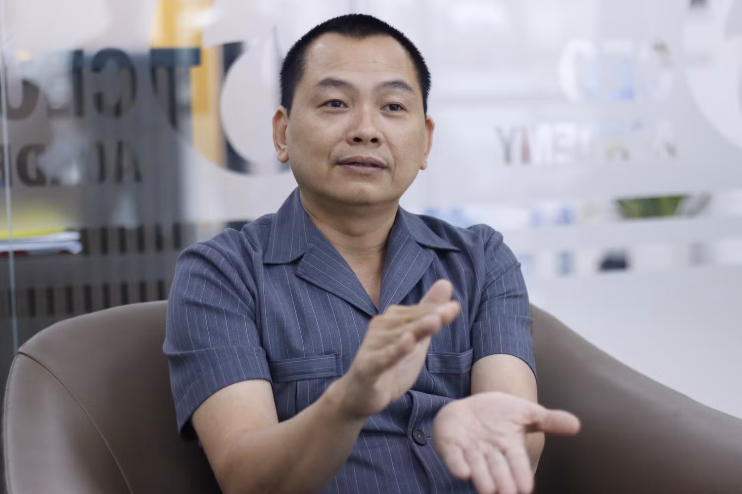 Ông Tuấn mong có thể “dạy” cho phụ huynh hiểu cơ chế vận hành tư duy của con, để họ nhìn và hiểu con, có thể đồng hành, trở thành huấn luyện viên thay vì là người áp đặt cuộc đời của con. (Ảnh: Phúc Thành).