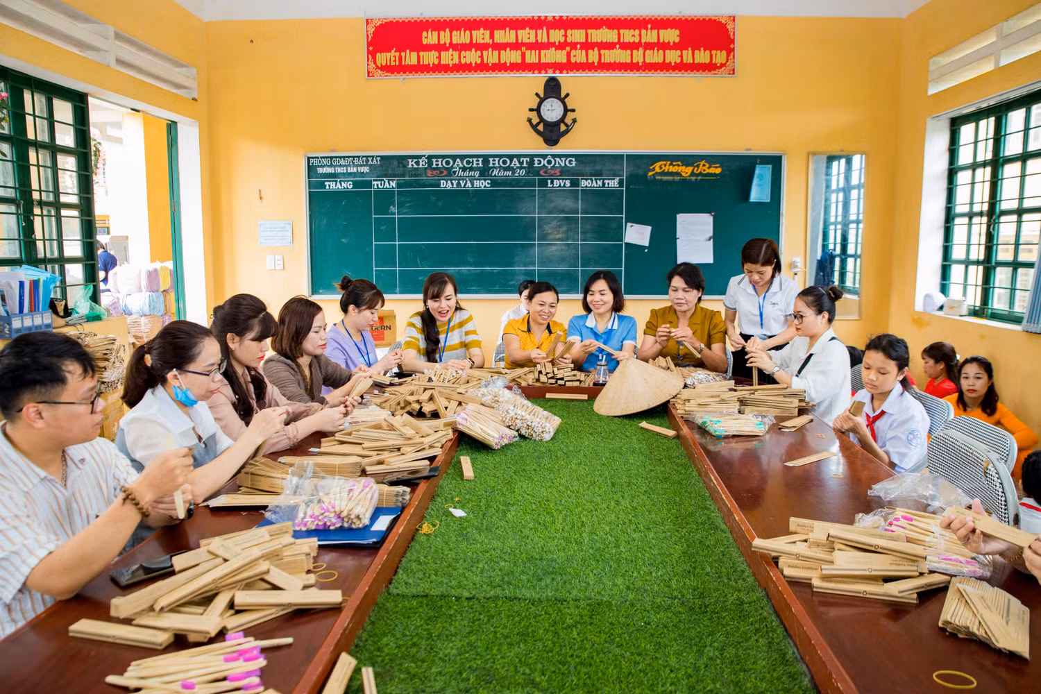 Các thầy cô giáo cùng các bạn học sinh, tình nguyện viên cùng nhau đóng gói 21.000 bàn chải tre thân thiện môi trường được gửi ra từ Tây Nguyên. Các thầy cô giáo cùng các bạn học sinh, tình nguyện viên cùng nhau đóng gói 21.000 bàn chải tre thân thiện môi trường được gửi ra từ Tây Nguyên.