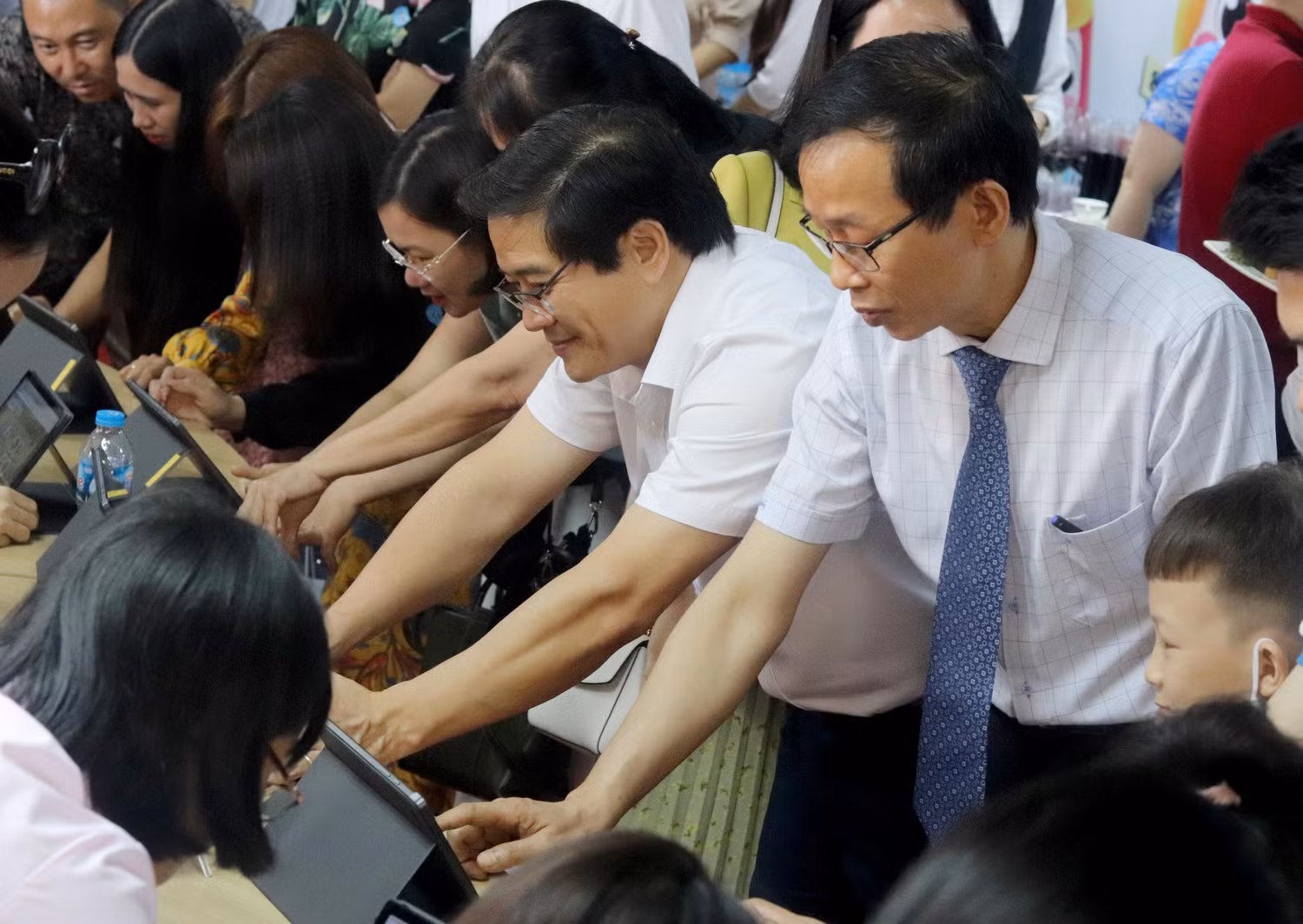 Vụ trưởng Vụ Giáo dục Tiểu học Thái Văn Tài và Hiệu trưởng Trường Đại học Sư phạm Hà Nội Nguyễn Văn Minh cũng các khách mời tham gia trải nghiệm Con Sáng Tạo.
