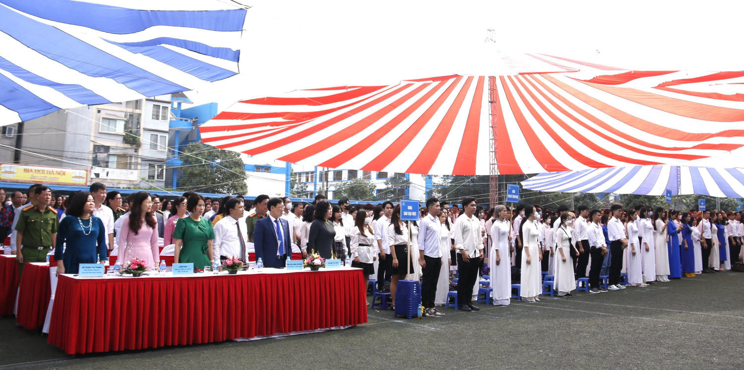 Các đại biểu tham dự lễ khai giảng.