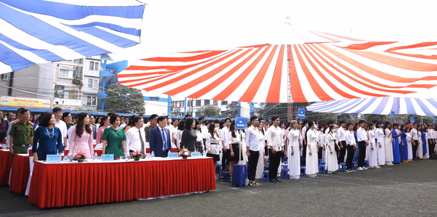 Các đại biểu tham dự lễ khai giảng.