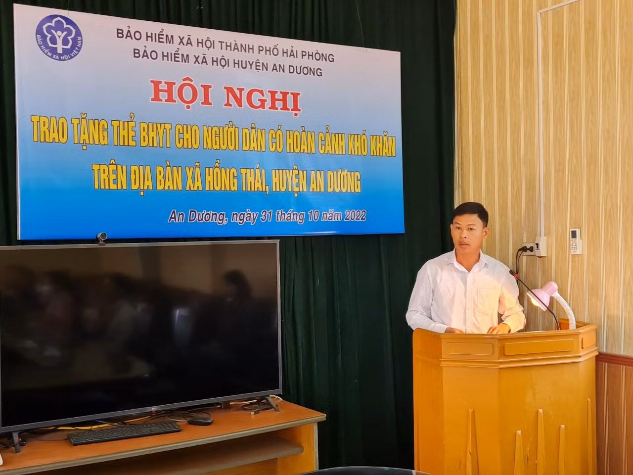 Bảo hiểm xã hội huyện An Dương tổ chức trao tặng thẻ bảo hiểm y tế cho 10 người có hoàn cảnh khó khăn.