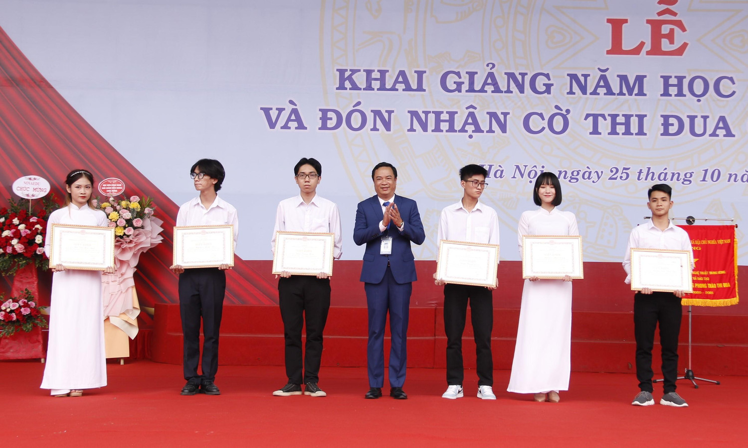 Phó Hiệu trưởng Nguyễn Văn Định trao giấy khen cho 6 thủ khoa đầu vào của các khoa.