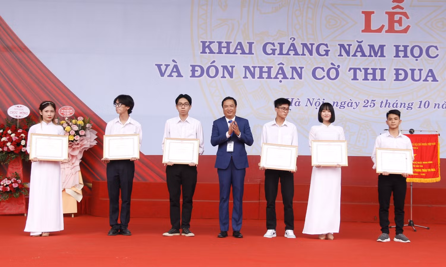 Phó Hiệu trưởng Nguyễn Văn Định trao giấy khen cho 6 thủ khoa đầu vào của các khoa.