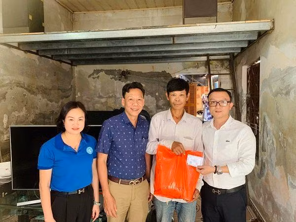 Bảo hiểm xã hội quận Hải An đã phối hợp với chính quyền địa phương, đại diện các doanh nghiệp và các nhà hảo tâm tổ chức trao quà và thẻ bảo hiểm y tế.