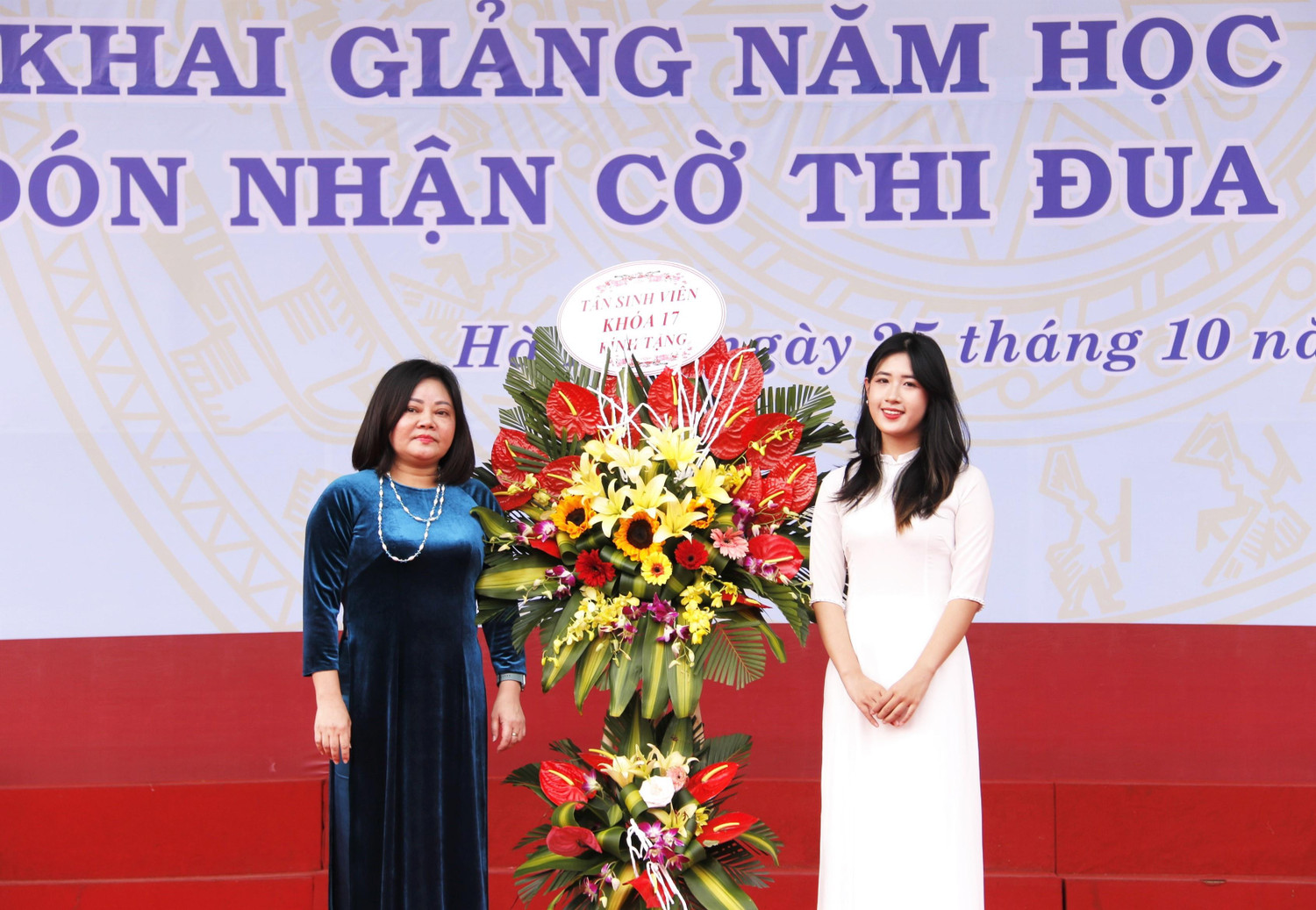 Thạc sĩ Trịnh Thị Thanh (Chủ tịch Hội đồng trường, Trường Đại học Sư phạm Nghệ thuật Trung ương) đại diện nhà trường nhận hoa chúc mừng và cảm ơn của tân sinh viên.