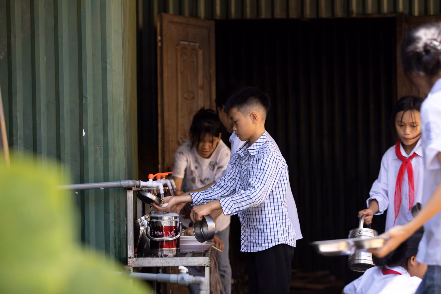 Sau khi dùng bữa, chính các em sẽ cùng đoàn thiện nguyện dọn dẹp. Sau khi dùng bữa, chính các em sẽ cùng đoàn thiện nguyện dọn dẹp.