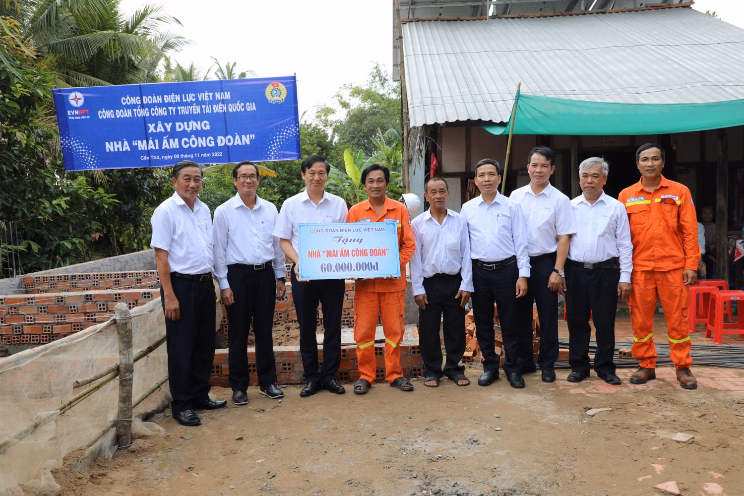 Ông Trịnh Tuấn Sơn, Ủy viên Ban thường vụ Công đoàn Điện lực Việt Nam thay mặt cho lãnh đạo Công đoàn Điện lực Việt Nam trao số tiền hỗ trợ 60.000.000 đồng.